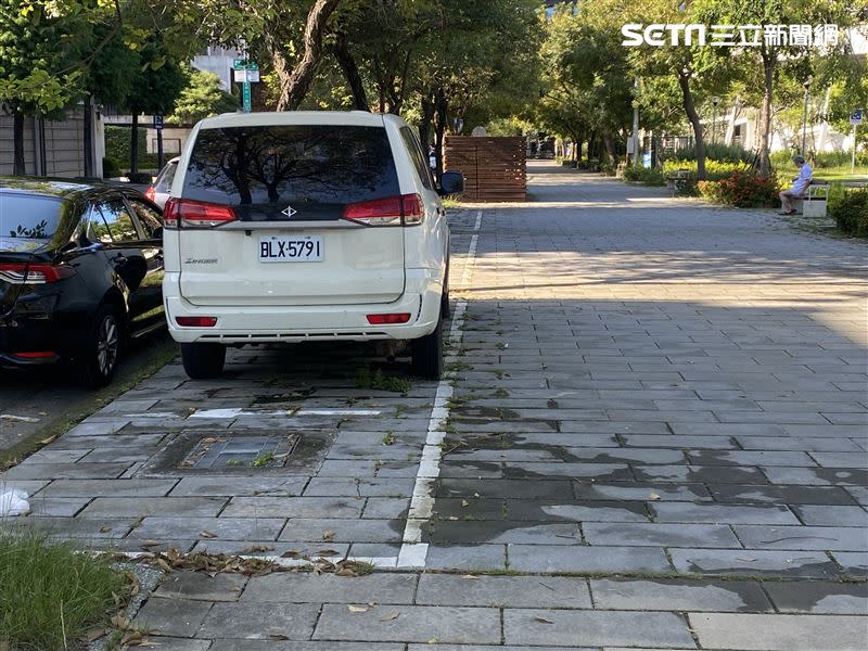 白色客貨車違停機車停車格長達2月，民眾認為台中市府效率太糟糕。（圖／記者李忠憲拍攝）