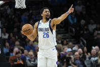 Dallas Mavericks guard Spencer Dinwiddie (26) calls a play during the first half of an NBA basketball game against the Phoenix Suns, Thursday, Jan. 26, 2023, in Phoenix. (AP Photo/Matt York)