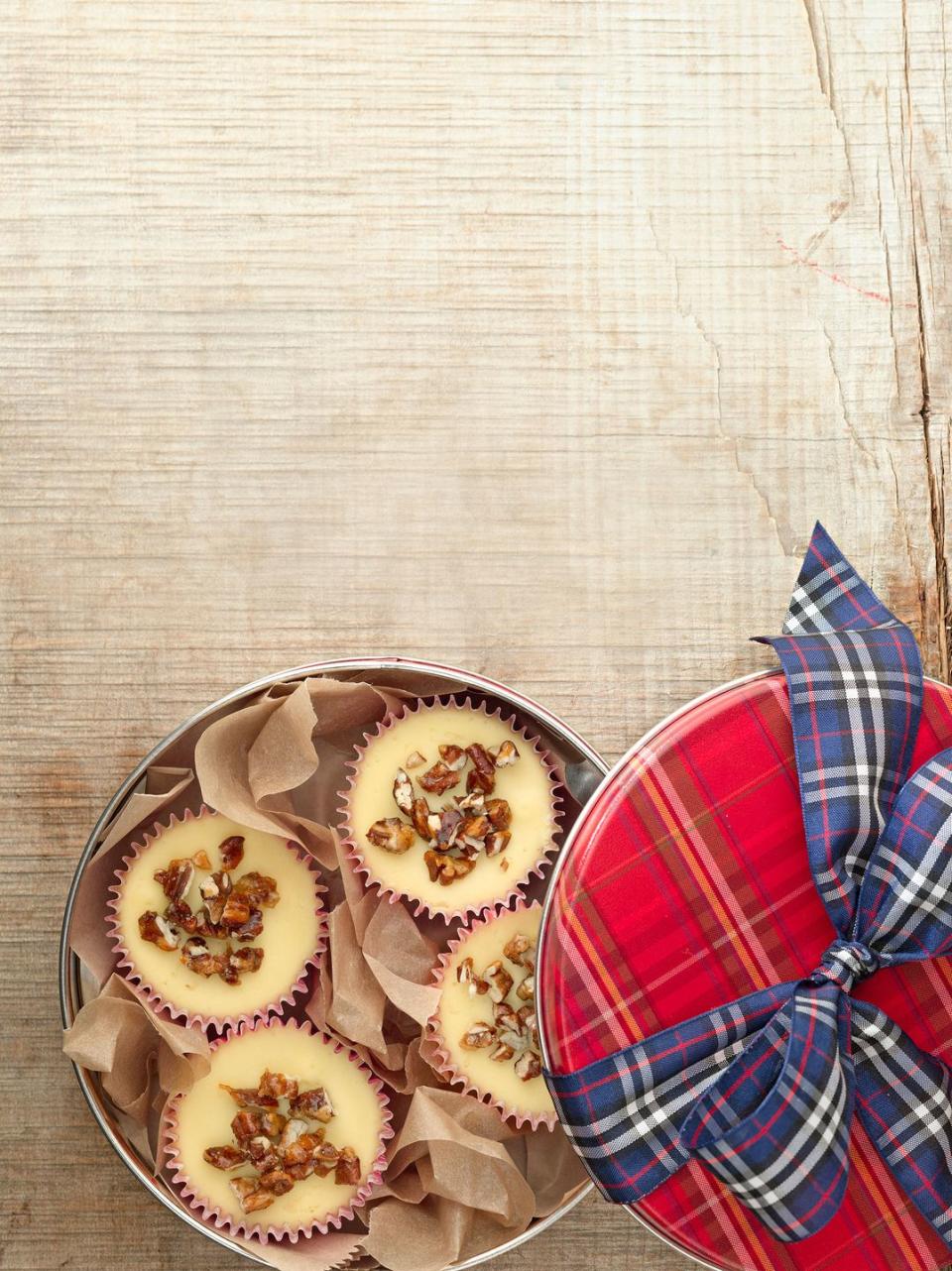 Mini Cheesecakes With Sugared Pecans