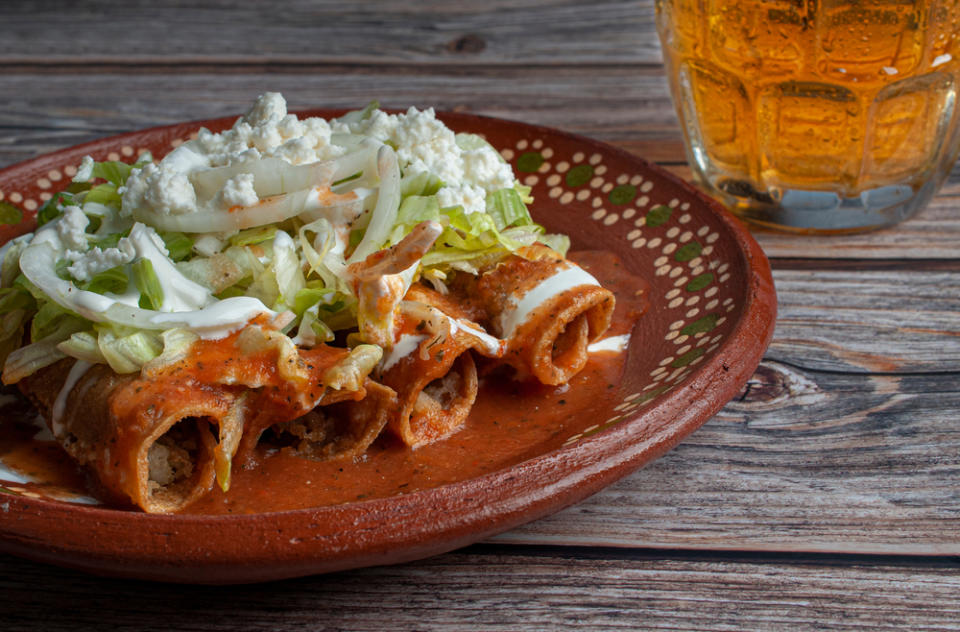 Taquitos Dorados de Papa con Salsa Roja antojitos mexicanos