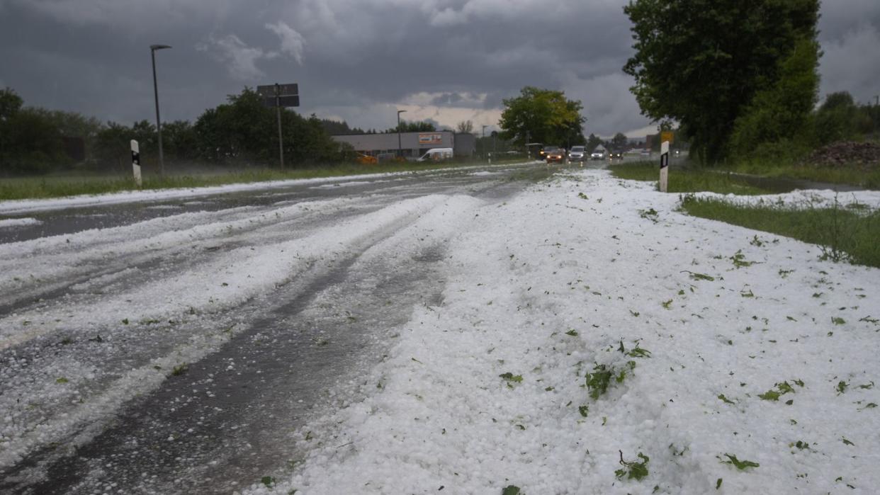 Winterliche Szenerie im Juni: In Baden-Württemberg gingen in der Nacht zu Donnerstag tennisballgroße Hagelkörner nieder.