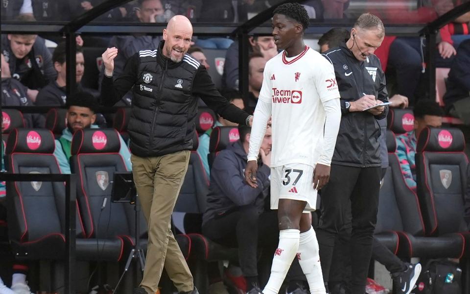 Erik ten Hag talks to Kobbie Mainoo.