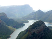 Mit Nationalparks, weißen Stränden, üppigen Weinbergen und Schluchten wie dem Blyde River Canyon (Bild) ist Südafrika ein beliebtes Reiseziel. Ist Donald Trump da etwa anderer Meinung? Um das zu klären, bestellte Südafrika die US-Botschafterin Jessye Lapenn ein. (Bild-Copyright: Edith Czech/Shotshop/ddp Images)