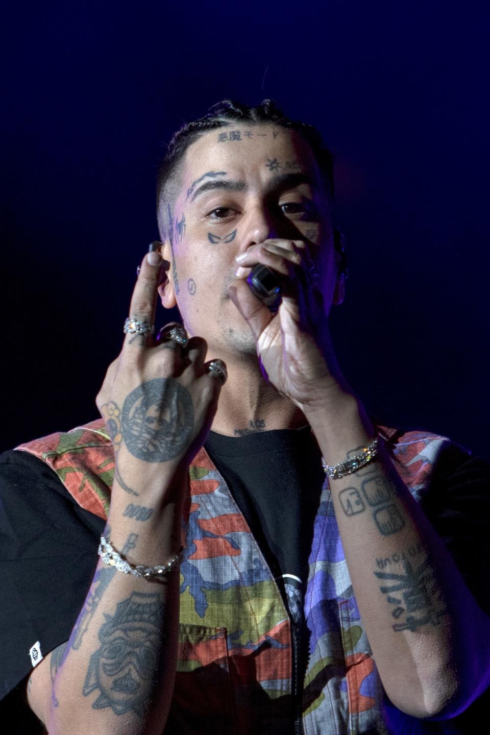 El rapero argentino Duki durante su concierto en el Coca-Cola Flow Fest de la Ciudad de México el domingo 26 de noviembre de 2023. (Foto AP/Alejandro Godínez)