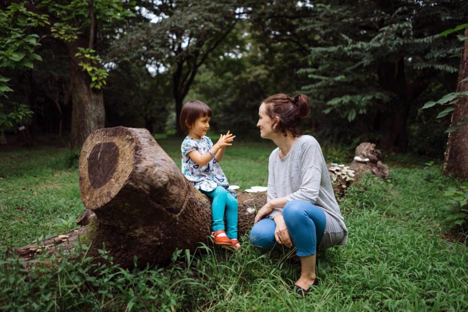 An image of a mom talking with her daughter.