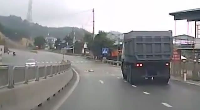 A truck driver tries frantically to warn the approaching driver about the dangers lying ahead. Source: ViralHog