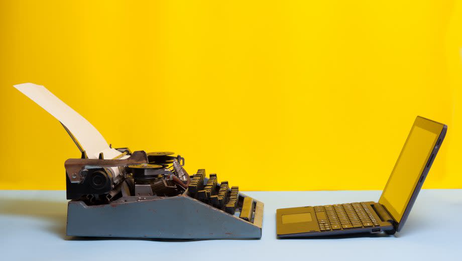 Schreibmaschine und Laptop