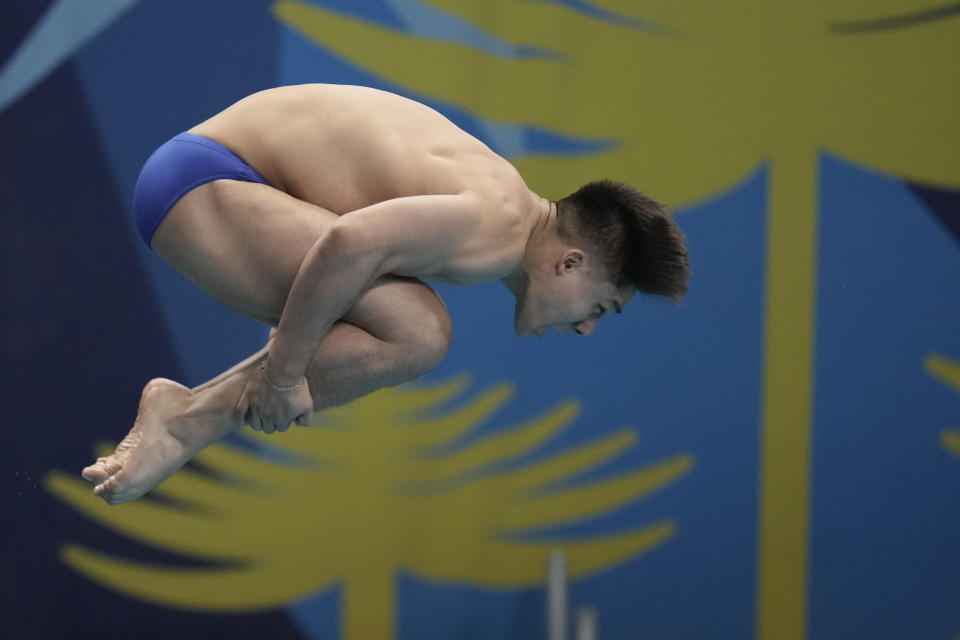 El mexicano Osmar Olvera compite en la ronda preliminar del trampolín de un metro de los Juegos Panamericanos de Santiago, Chile, el sábado 21 de octubre de 2023. (AP Foto/Eduardo Verdugo)