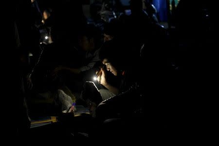 Miners search for jade stones at a mine dump at a Hpakant jade mine in Kachin state, Myanmar November 29, 2015. REUTERS/Soe Zeya Tun