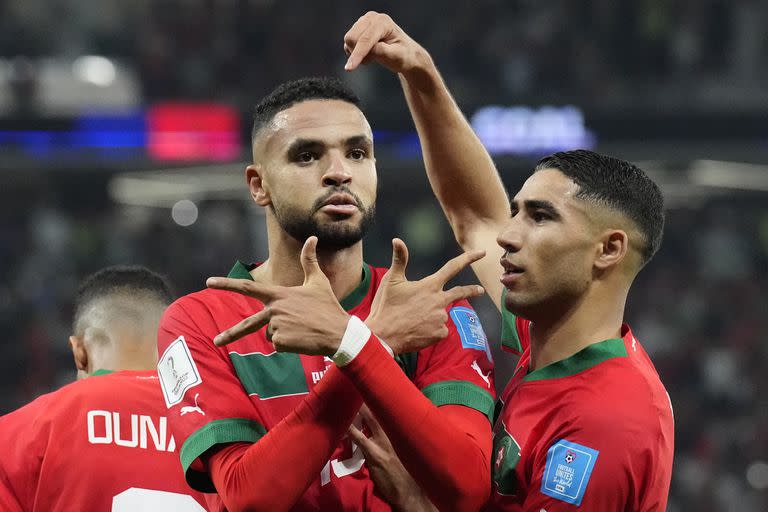 Youssef En-Nesyri, de Marruecos, celebra después de anotar el gol de su equipo ante Portugal