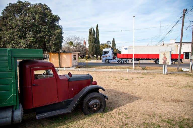 El  primer camión en Pujato, que está a modo de monumento, ya que el pueblo es la capital provincial del transporte automotor de carga donde viven 3966 personas y hay 400 camiones