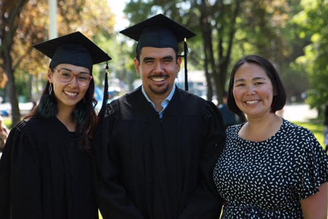 Zoe Kroonenburg and Melissa Haney pictured with another pilot, Félix Pita Blouin.