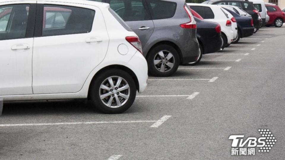 機車、汽車族無疑都有使用停車場的日常體驗。(示意圖。圖片來源/ Shutterstock達志影像)