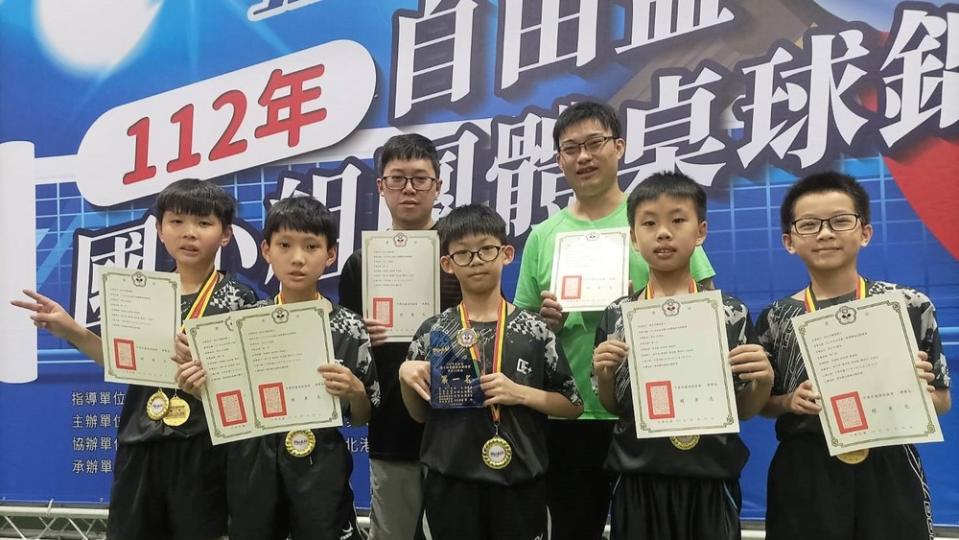新北龍埔國小奪得隊史第一座自由盃團體賽冠軍。姚瑞宸攝