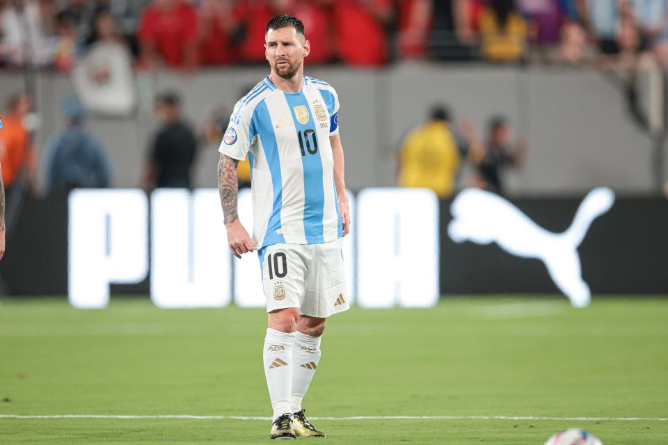 Lionel Messi observa la victoria de Argentina por 1-0 sobre Chile en el estadio MetLife.