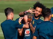 <p>Zwei Tage zuvor sah die Haarpracht von Neymar noch etwas anders aus. Zwar waren die kleinen Locken des Stürmer-Stars bereits blondiert, doch durch etwas Gel viel definierter. Seine Mitspieler fühlten sich beim Training im russischen Sotschi auch gleich eingeladen, ihrem Teamkollegen die neue Frisur sofort wieder durcheinanderzubringen. (Bild: Getty Images) </p>