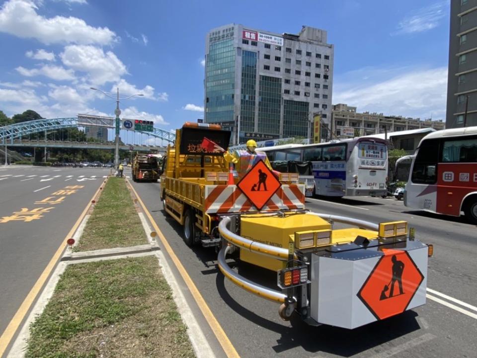 台中市新購一台緩撞工程車，以移動式隨人跟車的防護模式，加入環境清潔服務行列。（記者徐義雄攝）