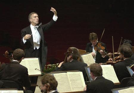 Italian conductor Claudio Abbado conducts the Berliner Philharmonic Orchestra during rehearsal in Rome's Santa Cecilia Auditorium February 8, 2001.