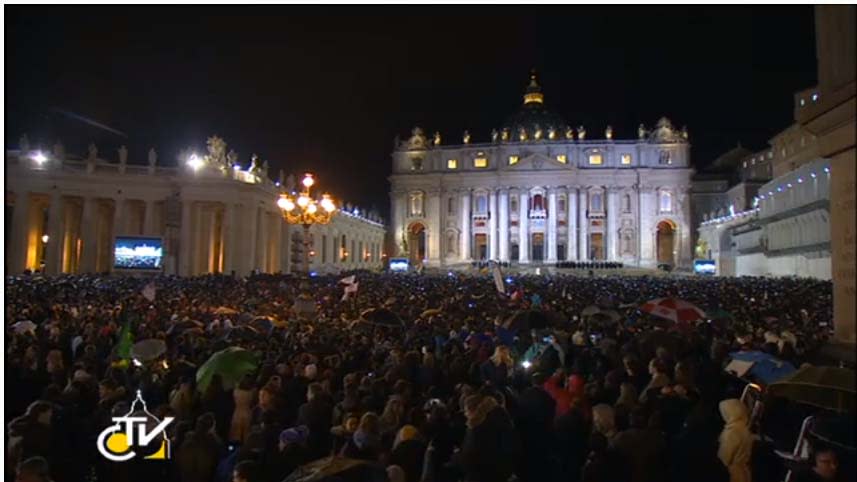 Imagen tomada de la transmisión oficial Vaticano vía Internet, de los miles de fieles en la plaza de San Pedro, tras la elección del nuevo sumo Pontífice.