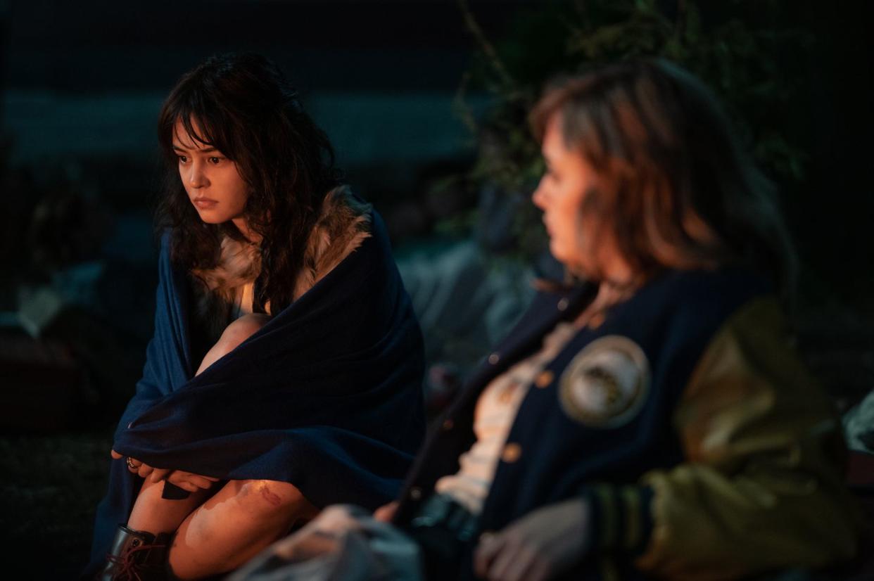 courtney eaton as teen lottie and ella purnell as teen jackie in yellowjackets
