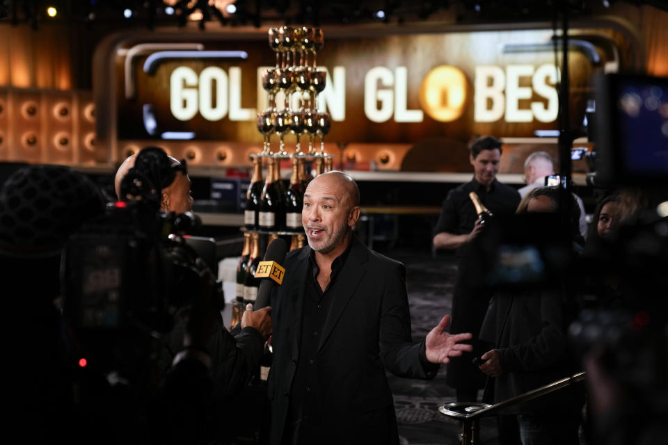 El anfitrión Jo Koy habla con reporteros en un encuentro con la prensa previo a los Globos de Oro en el hotel Beverly Hilton el jueves 4 de enero de 2024, en Beverly Hills, California. (Foto AP/Ashley Landis)