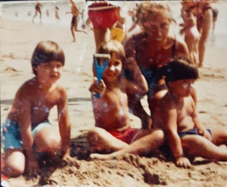 Darío Barassi mostró una postal vintage junto a su mamá y hermanos en el mar