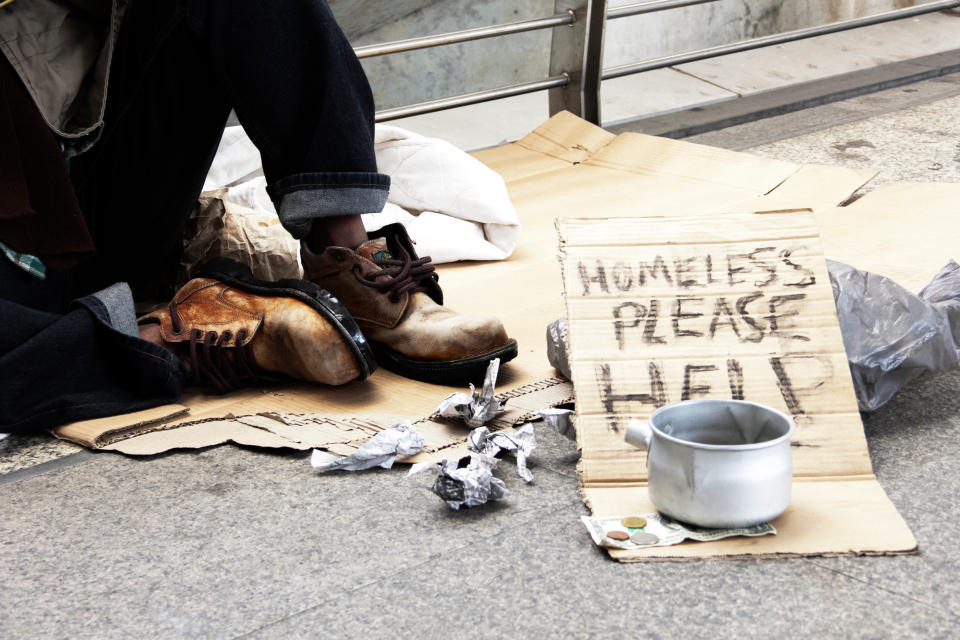 Ein amerikanischer Entrepreneur gab sich vor einem Einkaufszentrum als Obdachloser aus. Diejenigen, die an ihn spendeten, wurden reich belohnt. (Symbolfoto: Getty Images / Punnarong Lotulit / EyeEm)