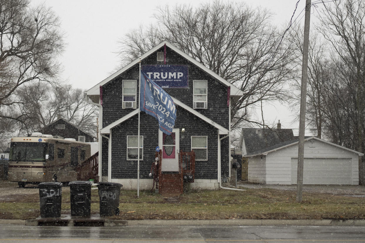 Una casa decorada en apoyo al expresidente Donald Trump, candidato presidencial republicano, en Des Moines, Iowa, el 8 de enero de 2024. (Maansi Srivastava/The New York Times)
‌