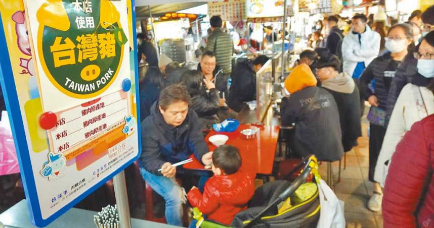 萊豬元年，民眾就怕吃到萊劑，圖為寧夏夜市攤位貼上「台灣豬標章」，宣示用的是國產肉品。（圖／中國時報姚志平攝）