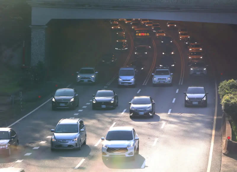 ▲上午國道陸續出現車多雍塞情況，交通部高公局呼籲民眾儘早出門。（圖／記者朱永強攝，2024.02.11）