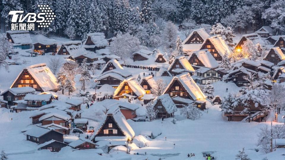 大批外籍旅客湧入日本白川鄉。（示意圖／shutterstock 達志影像）