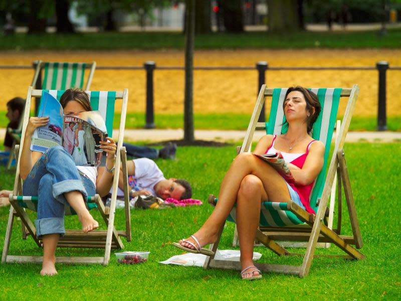 Einfach mal ausspannen - Liegestühle zum Mieten gibt es zum Beispiel im Hyde Park (im Bild) oder im St. James' Park. Foto: Visit London