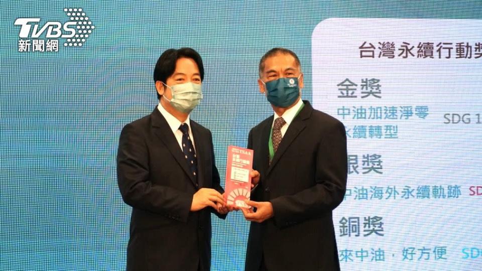 「2022 TSAA台灣永續行動獎」今揭曉獲獎名單，台灣中油公司奪得金、銀、銅三座大獎，中油董事長李順欽接受副總統賴清德表揚。（圖／中油提供）