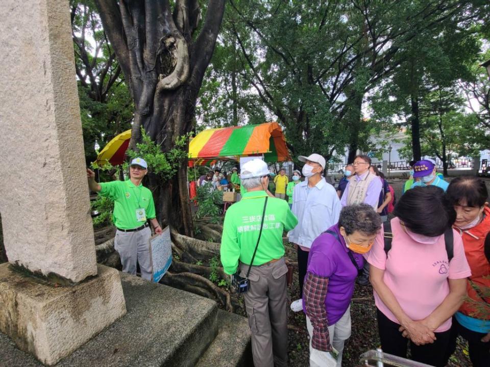 永康三民社區導覽志工們帶著遊客輕旅行。（記者張淑娟攝）