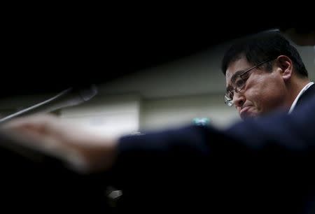 The Chairman of the Japanese Association of Zoos and Aquariums, Kazutoshi Arai, is seen through a gap between a participants during a news conference at the Ministry of the Environment in Tokyo May 20, 2015. REUTERS/Yuya Shino