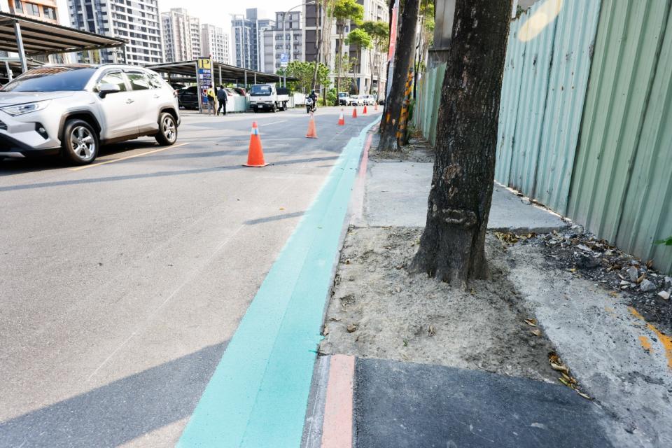 柏油封樹後遭批評，土城區公所已再花一筆預算將學府路一路側樹穴施工復原。廖瑞祥攝