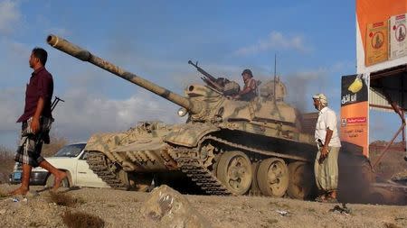 Southern People's Resistance militants loyal to Yemen's President Abd-Rabbu Mansour Hadi take positions on the frontline of fighting against Houthi fighters in the country's southern province of Lahej March 24, 2015. REUTERS/Nabeel Quaiti