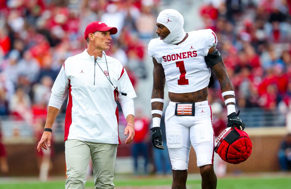 Brent Venables speaks with linebacker Dasan McCullough during the Oklahoma Sooners spring game last month