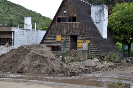 Mud blocks the front of a house, after floods affected the Cordoba province February 16, 2015. REUTERS/Dario Giana