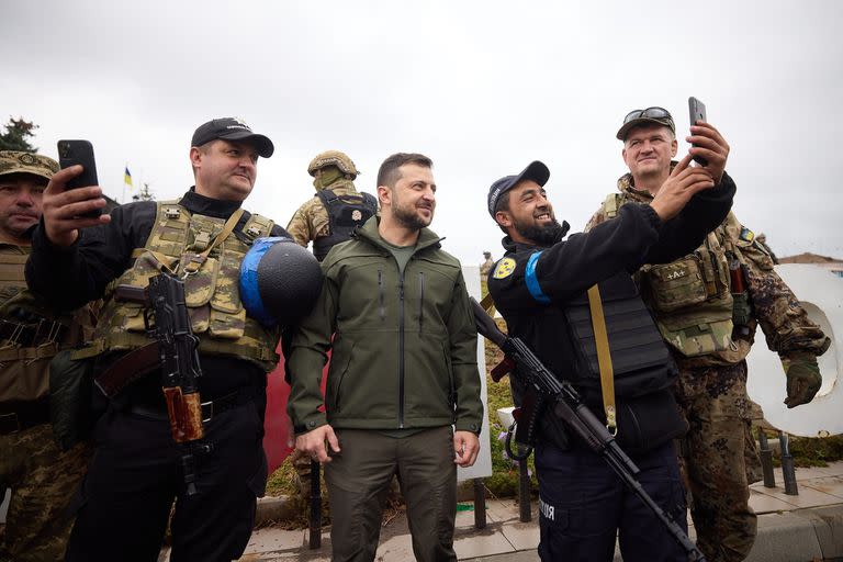 Volodimir Zelensky visitó la ciudad de Izyum, en el este de Ucrania