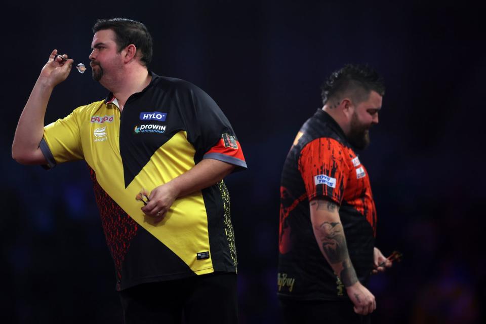 Im WM-Halbfinale in London hatte Gabriel Clemens gegen Michael Smith (rechts) noch das Nachsehen. Bei der Promi-Darts-WM 2023 drehte er den Spieß nun um. (Bild: 2023 Getty Images/Luke Walker)