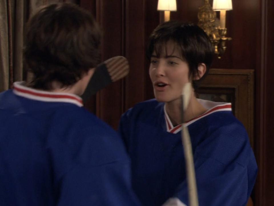 flashback of robin wearing a hockey jersey and holding a hockey stick on how i met your mother