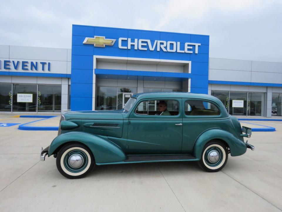 <img src="don-37-coupe.jpg" alt="A 1937 Chevrolet 2-Door Sedan">