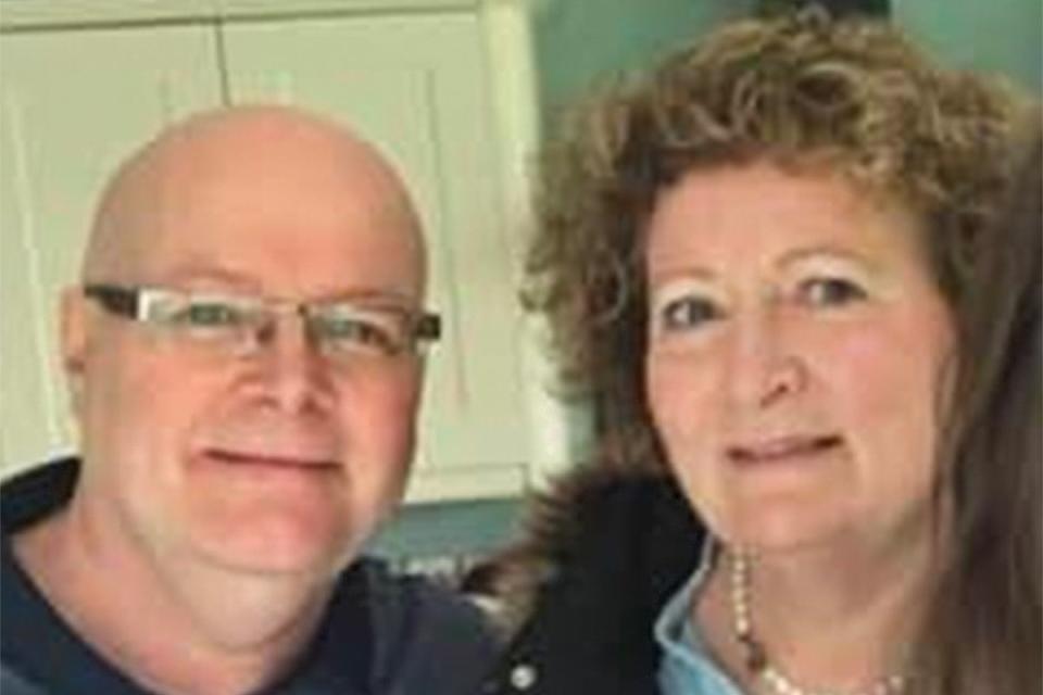 Stephen y Carol Baxter fueron encontrados sin vida en los sillones de su casa en Essex, Reino Unido (Supplied)
