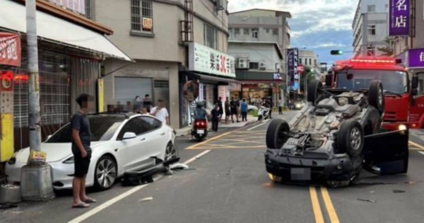 雲林發生翻車事故，轎車擦撞違規停放的特斯拉，導致轎車四輪朝天倒在路中，造成2人受傷。（圖／翻攝畫面）