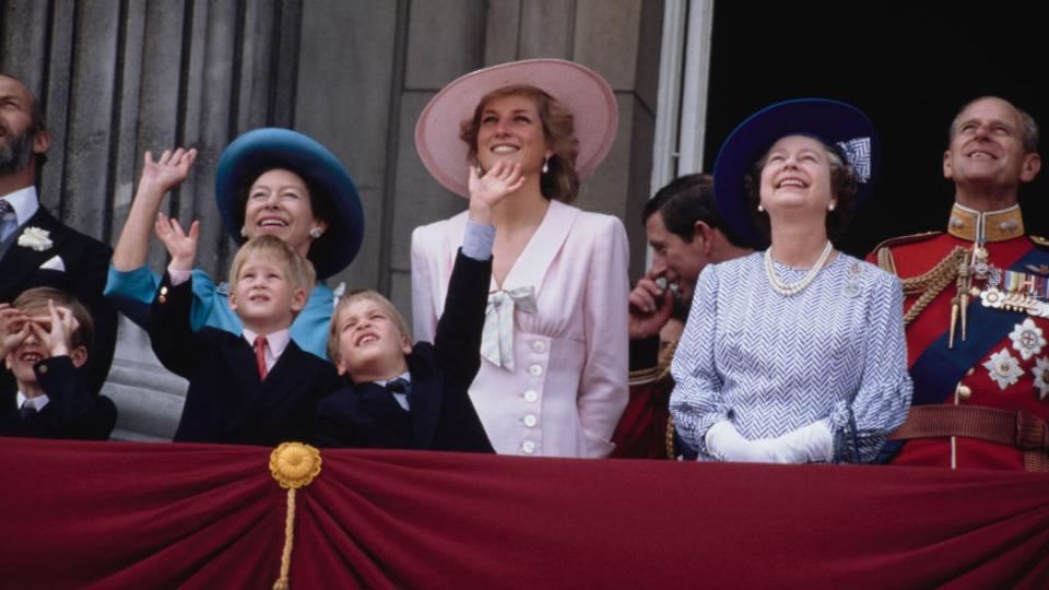 The young princes waving to the sky