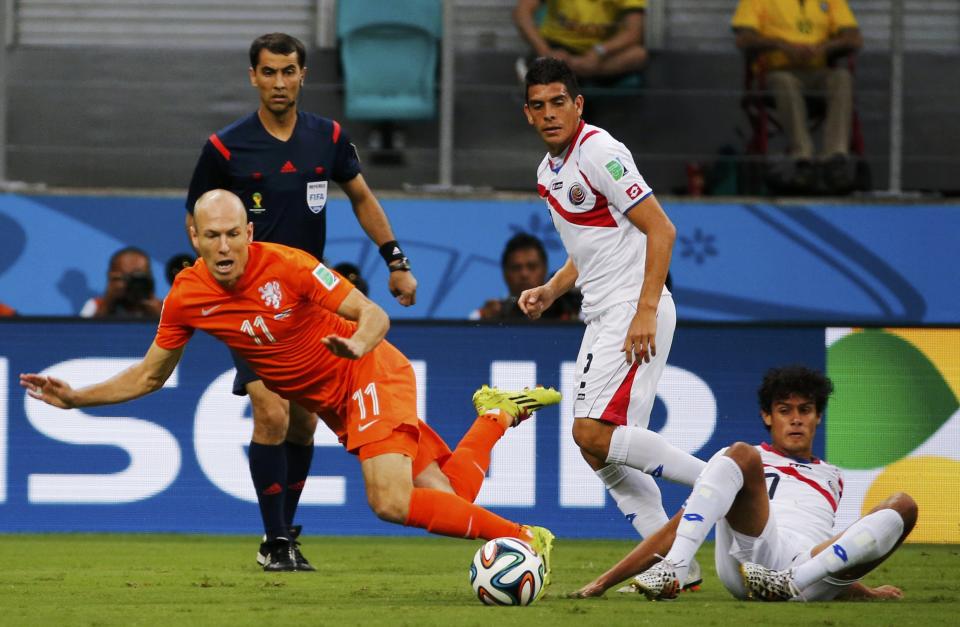 Arjen Robben of the Netherlands (L) fights for the ball with Costa Rica's Johnny Acosta (C) and Yeltsin Tejeda during their 2014 World Cup quarter-finals at the Fonte Nova arena in Salvador July 5, 2014. REUTERS/Sergio Moraes