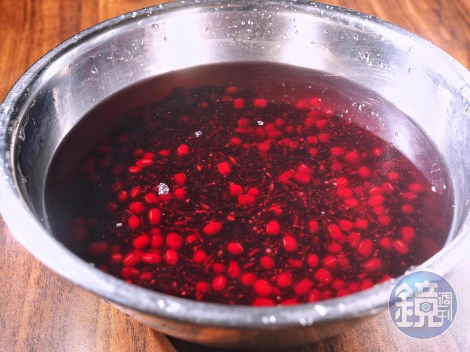  紫米和紅豆要泡水一個晚上，可以包保鮮膜放冰箱。