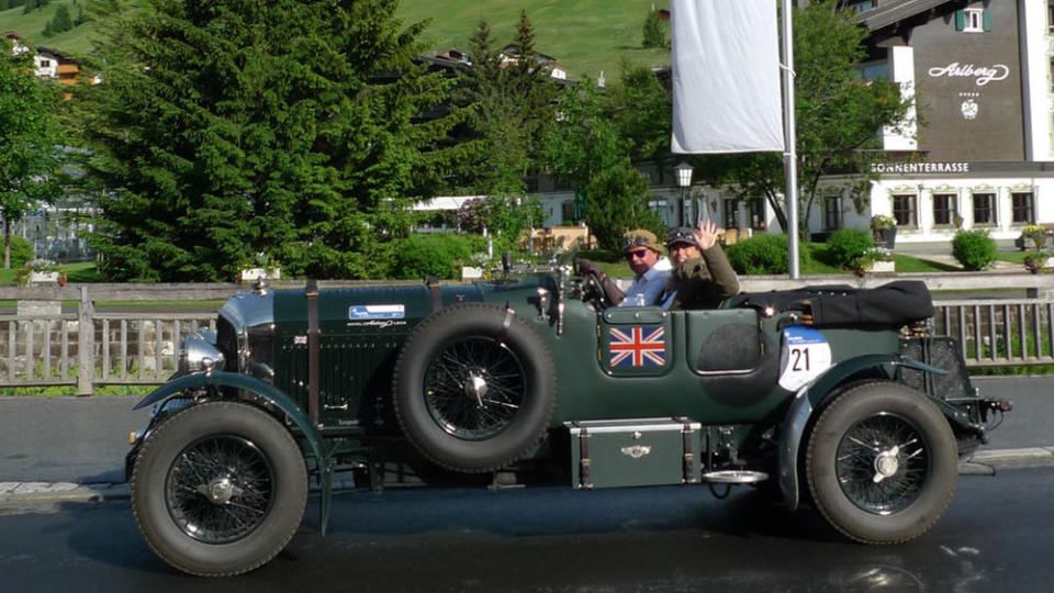 Oldtimerfahrt in Lech mit Dianas Lieblingshotel im Hintergrund