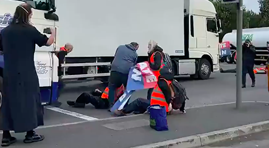 Drivers and Insulate Britain protesters clashed on the M25 this morning. (Twitter/LBC)